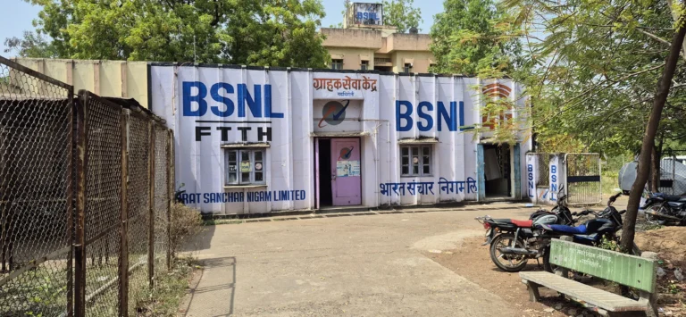 गडचिरोलीचे रहिवासी बीएसएनएल कनेक्टिव्हिटीच्या सततच्या संकटाचा सामना करत आहेत; नवीन ५जी सेवांवर टीका होत आहे.