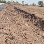 अशा प्रकारे लागत असलेल्या नालीतून मुरूम काढून रस्त्याच्या कडेला टाकण्यात आला आहे.