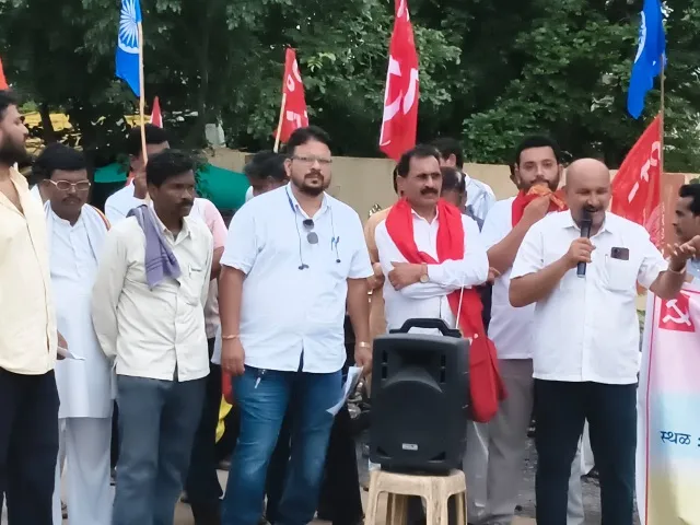 अधिक्षक अभियंता कार्यालय समोर स्मार्ट मिटर व विज दरवाढ विरोधात तीव्र हल्ला बोल आक्रोश आंदोलन